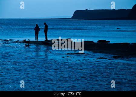 Un giovane sulla spiaggia di Baia Kimmeridge, Dorset, Regno Unito Foto Stock