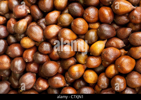 Salak (Snake frutta) sul mercato in stallo, Sabah Malaysian Borneo Foto Stock
