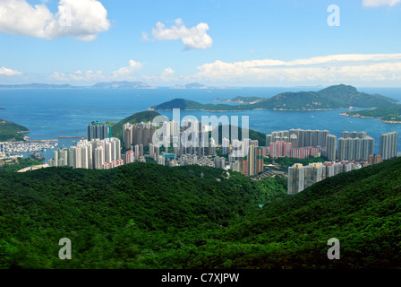 Una vista verso il basso fino a Aberdeen, Ap Lei Chau e l'Isola di Lamma al di là. Foto Stock