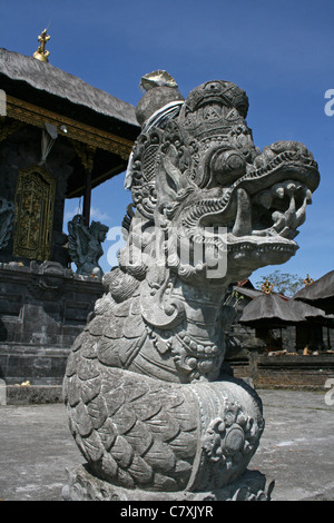 Demon statua a Besakih, il 'tempio' sulle pendici del Monte Agung, Bali Foto Stock