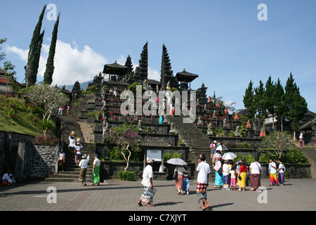 Turisti e fedeli in visita a Besakih, il 'tempio' sulle pendici del Monte Agung, Bali Foto Stock