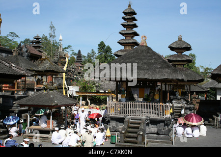 Adoratori a Besakih, il 'tempio' sulle pendici del Monte Agung, Bali Foto Stock