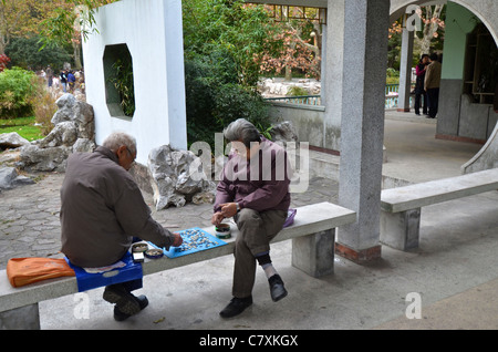 Due uomini anziani giocando a Dama cinese insieme a Fuxing Park. Foto Stock