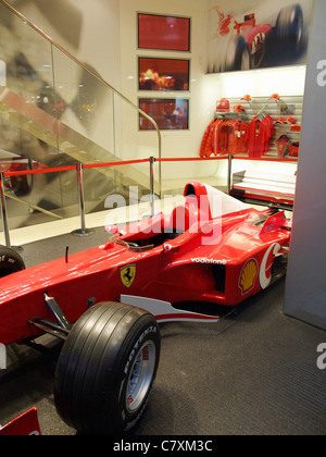 Il Ferrari Store di Roma, Italia, con una formula one racing car nella vetrina del negozio Foto Stock