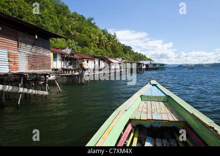 Gita in barca sul Lago Sentani, Jayapura, Indonesia Foto Stock