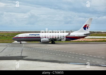 Boeing 737 azionato da Malaysia Airlines, reg 9M-MLG, a dall'Aeroporto Kota Kinabalu, Sabah Malaysian Borneo Foto Stock