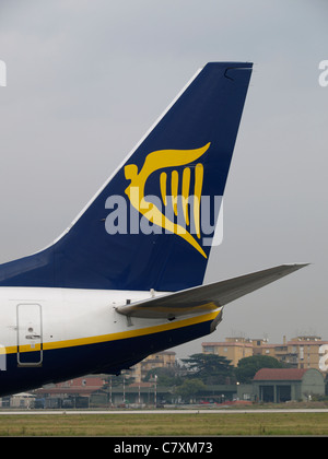 Coda di una Ryanair Boeing 737-800 con logo aziendale fotografato all aeroporto di ciampino roma italia Foto Stock