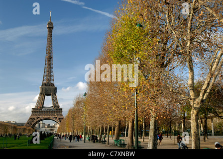 La Torre Eiffel, Champ de Mars, Parigi. Foto Stock