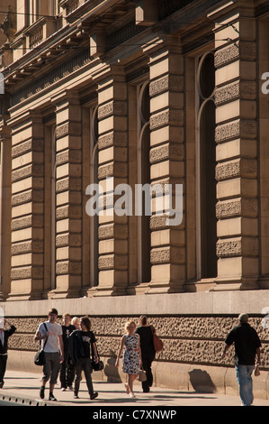 Scena di strada Mosley Street, il centro città di Manchester. Foto Stock