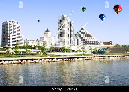 I palloni ad aria calda sopra il Museo dell'arte nella William O'Donnell Park Milwaukee Wisconsin WI Foto Stock