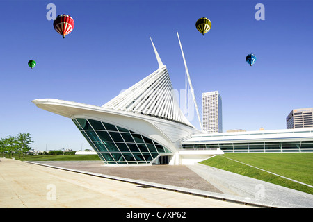 I palloni ad aria calda sopra il Museo dell'arte nella William O'Donnell Park Milwaukee Wisconsin WI Foto Stock