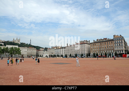 Statua equestre di Luigi XIV il Grande (Re Sole) sulla Place Bellecour, grande piazza della città di Lione in Francia Foto Stock