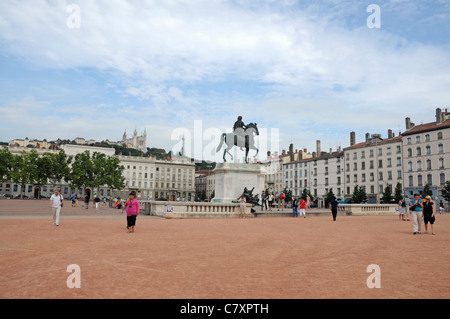 Statua equestre di Luigi XIV il Grande (Re Sole) sulla Place Bellecour, grande piazza della città di Lione in Francia Foto Stock