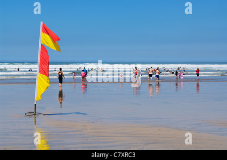 RNLI nuotate sicure bandiera su Condino Spiaggia sulla North Devon Coast, Inghilterra. Foto Stock