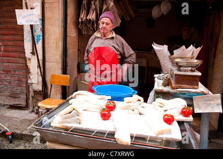 Il tradizionale pesce negozio di vendita di pesce e frutti di mare a Vucciria, il vecchio mercato di Palermo, Sicilia, Italia Foto Stock