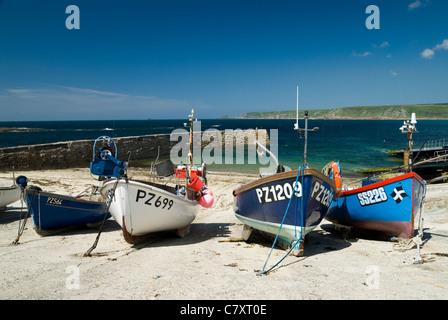 Barche di pescatori sulla spiaggia di Sennen Cove, Cornwall, Regno Unito. Foto Stock