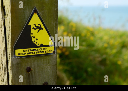 Segno di scogliera instabile sulla costa nord del Devon vicino a Westward ho!, Inghilterra. Foto Stock