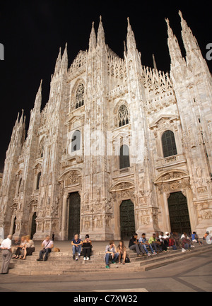 Milano - westfacade della cattedrale di notte Foto Stock