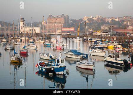 Ancora acqua Scarborough porto esterno, North Yorkshire Foto Stock