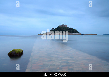 Causeway, guardando fuori attraverso il mare di 'St Michaels Mount' Marazion Cornovaglia Foto Stock