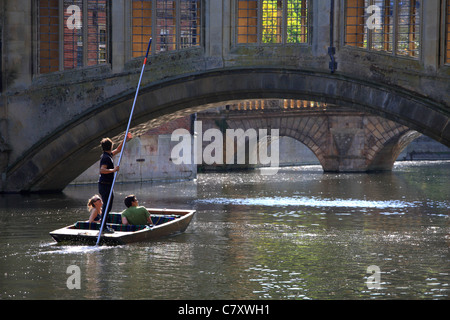 Punting sul fiume Cam a St Johns College Foto Stock