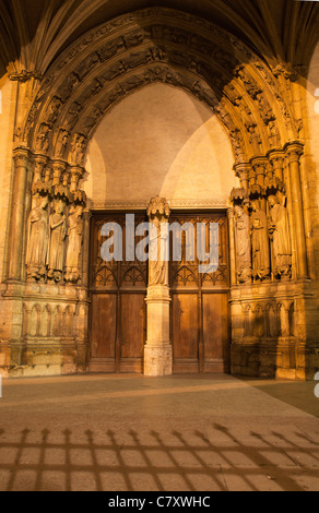 Parigi - portale di Saint Germain-l'Auxerrois chiesa gotica nella notte Foto Stock