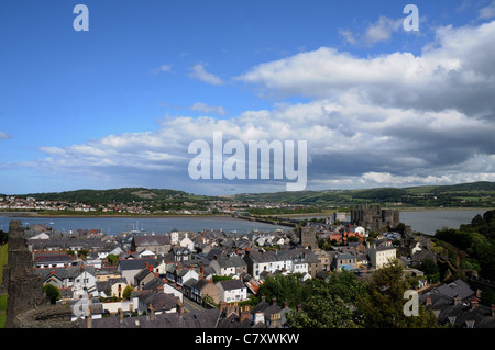 Vista del Conwy Castle dalle mura di Conwy, IL GALLES DEL NORD Foto Stock