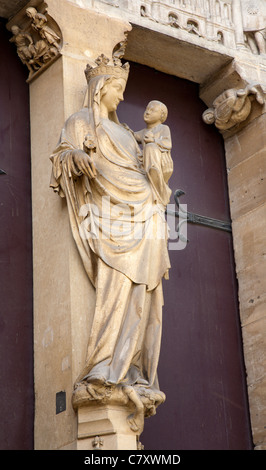 Parigi - La Vergine Maria dal portale ad est di Saint Denis - la prima cattedrale gotica Foto Stock