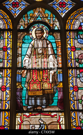 Parigi - vetro di finestra da Saint Germain-l'Auxerrois chiesa gotica - Saint Vincent de Paul Foto Stock