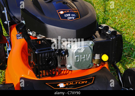 Voltor 139cc con valvola in testa 4 tempi a benzina tosaerba, Calahonda, Mijas Costa, Costa del Sol, Andalusia, Spagna, Europa occidentale. Foto Stock