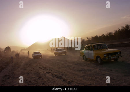 Taxi auto giù per una strada alla periferia di Kabul, Afghanistan, Settembre 2004 Foto Stock