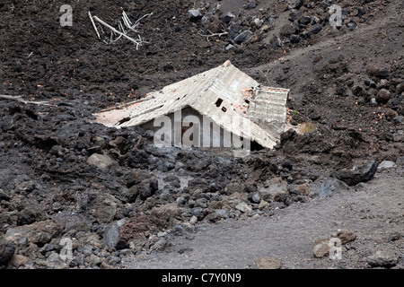 Disastri naturali: Casa abbandonata distrutta dalla lava sull'Etna in Sicilia. Effetti dell'eruzione dell'Etna in Sicilia, Italia Foto Stock