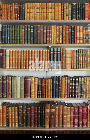 Libri antichi su librerie in legno, la biblioteca Wrest Park, Silsoe, Bedfordshire, Regno Unito Foto Stock