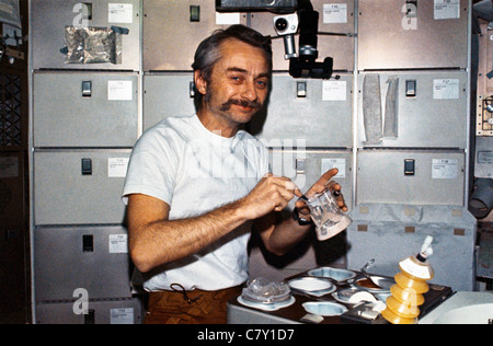 L'astronauta Owen Garriott ricostruisce il cibo preconfezionato nella sala da guardia della stazione su Skylab 3 Foto Stock