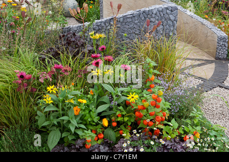 Vincitore Chris Beardshaw Mentoring borsa di studio, la vitalità Bradstone giardino, designer Caroline Butler, Malvern Autunno Show 2011 Foto Stock