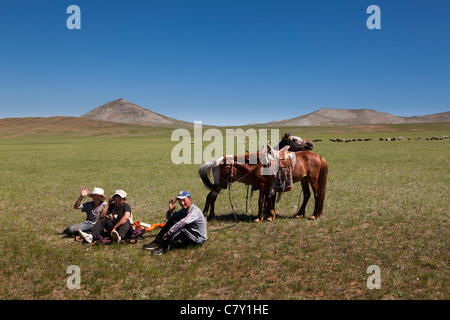 Pastore mongolo ragazzi prendono pausa sulla steppa, Mongolia Foto Stock