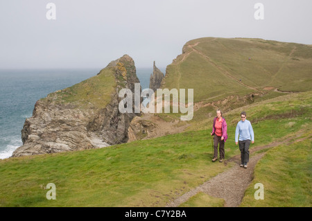 Sul sentiero costiero vicino a testa Gunver, North Cornwall Foto Stock