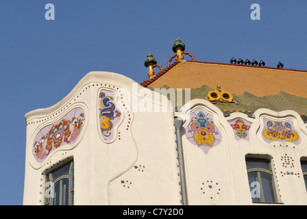 Dettaglio di stile Art Nouveau (Sezession) Cifra Palota (Cifra Palace) in Kecskemet, Ungheria Foto Stock