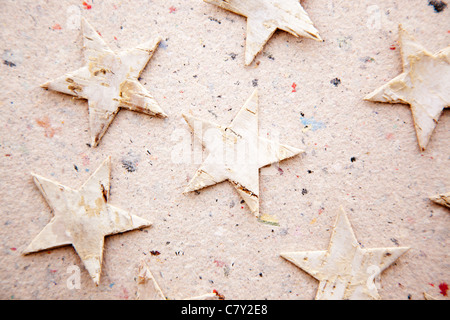 Stelle di natale su carta riciclata in background come una metafora di ecologia Foto Stock
