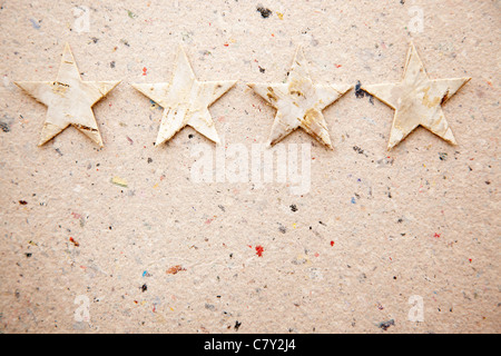 Stelle di natale su carta riciclata in background come una metafora di ecologia Foto Stock