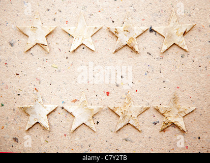 Stelle di natale su carta riciclata in background come una metafora di ecologia Foto Stock