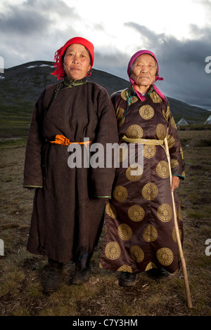 Ritratto di donna anziana in Tsaatan camp, Tsagaan Nuur, Khovsgol, Mongolia Foto Stock