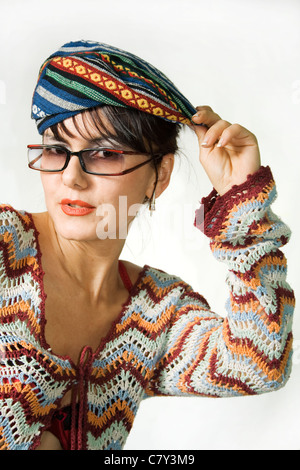 Bella ragazza del hippy contro lo sfondo bianco Foto Stock