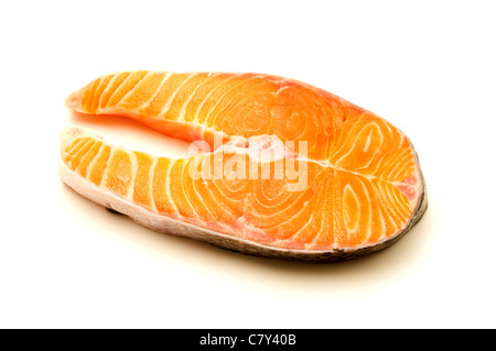 Bistecca di salmone su sfondo bianco Foto Stock