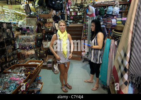 Shopping nel negozio di souvenir Lindos, Isola di Rodi, Grecia Foto Stock