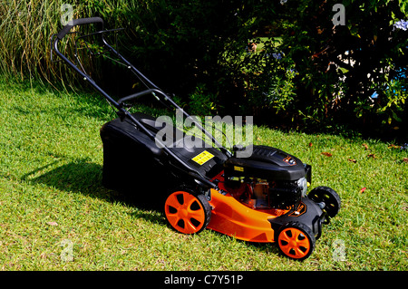 Voltor 139cc con valvola in testa 4 tempi a benzina tosaerba, Calahonda, Mijas Costa, Costa del Sol, Andalusia, Spagna, Europa occidentale. Foto Stock