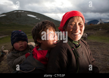 Smile con lei i figli in Tsagaan Nuur, Khovsgol, Mongolia Foto Stock