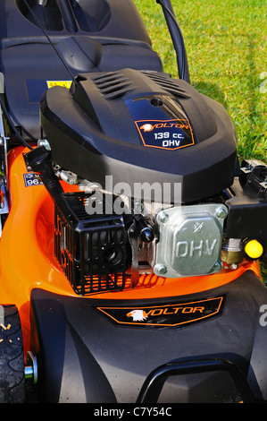 Voltor 139cc con valvola in testa 4 tempi a benzina tosaerba, Calahonda, Mijas Costa, Costa del Sol, Andalusia, Spagna, Europa occidentale. Foto Stock