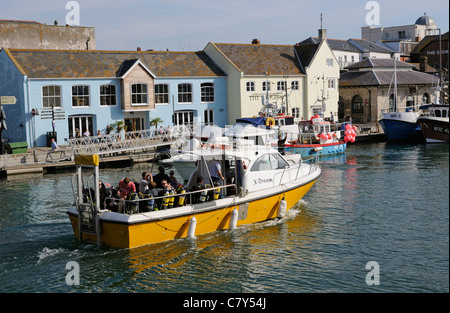 Barca in uscita dal porto di Weymouth Dorset in Inghilterra, Regno Unito Foto Stock