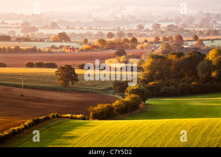 Un inizio autunno sunrise vista da Martinsell collina sopra la valle di Pewsey nel Wiltshire, Inghilterra, Regno Unito Foto Stock